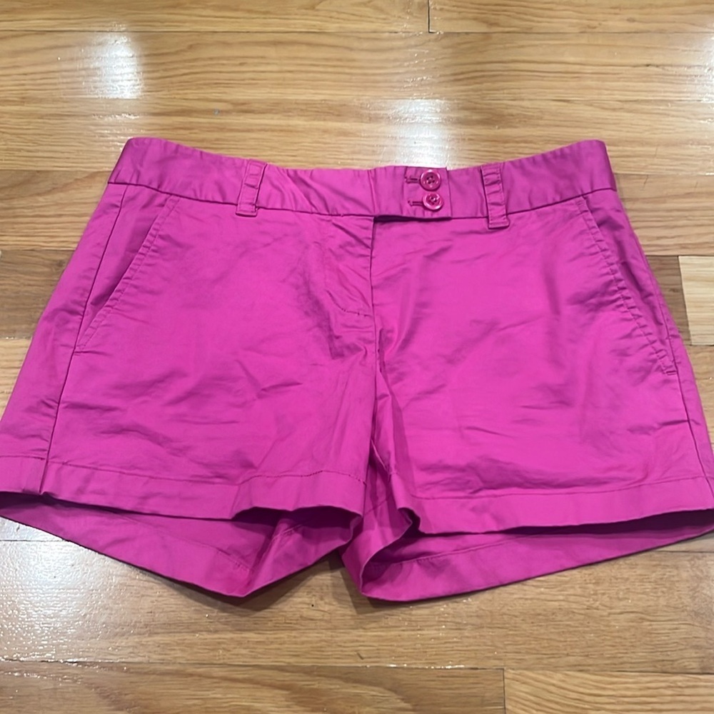 Vineyard vines women’s fushia shorts  size 4.